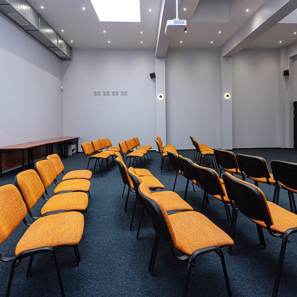 Konferencijų salė su kėdėmis eilėmis