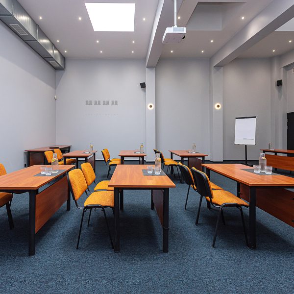 Konferencijų salė Anykščiuose su stalais